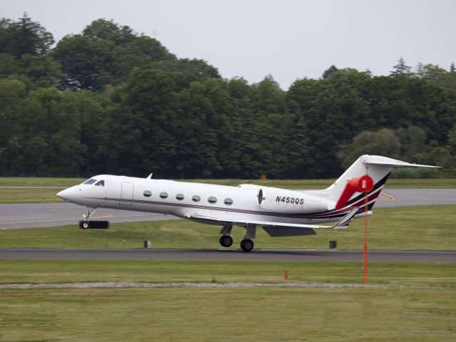 Gulfstream Aerospace Gulfstream IV (N450QS) - crosswind landing.