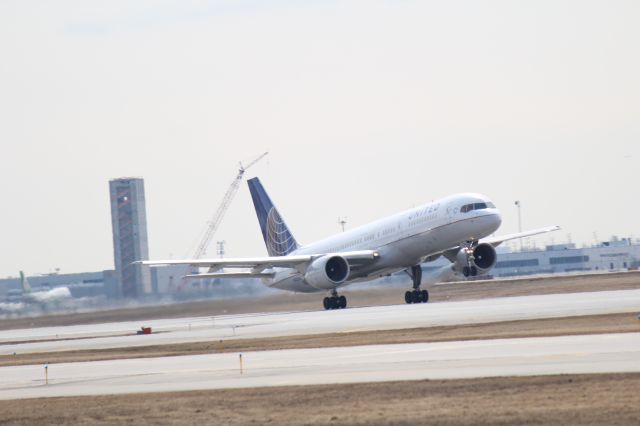 Boeing 757-200 (N565UA)