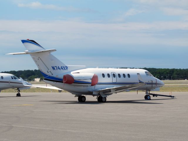 Hawker 800 (N744XP) - A very good business jet with a stand up cabin.