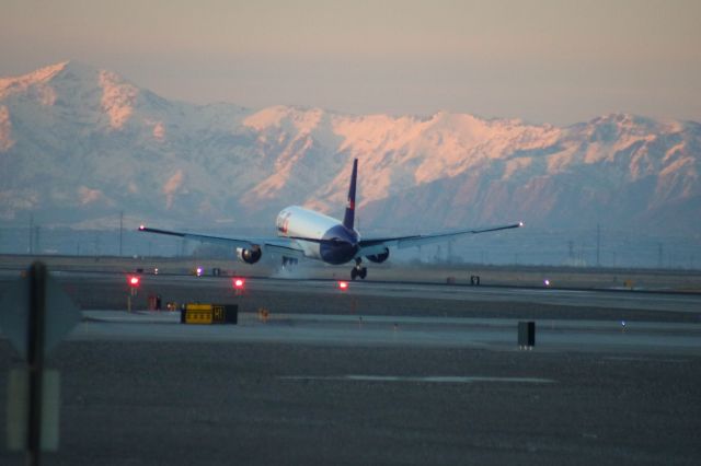 BOEING 767-300 (N156FE)