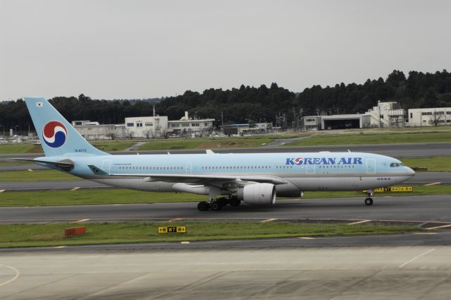 Airbus A330-200 (HL8276) - Taxing at Narita Intl Airport on 2016/10/13