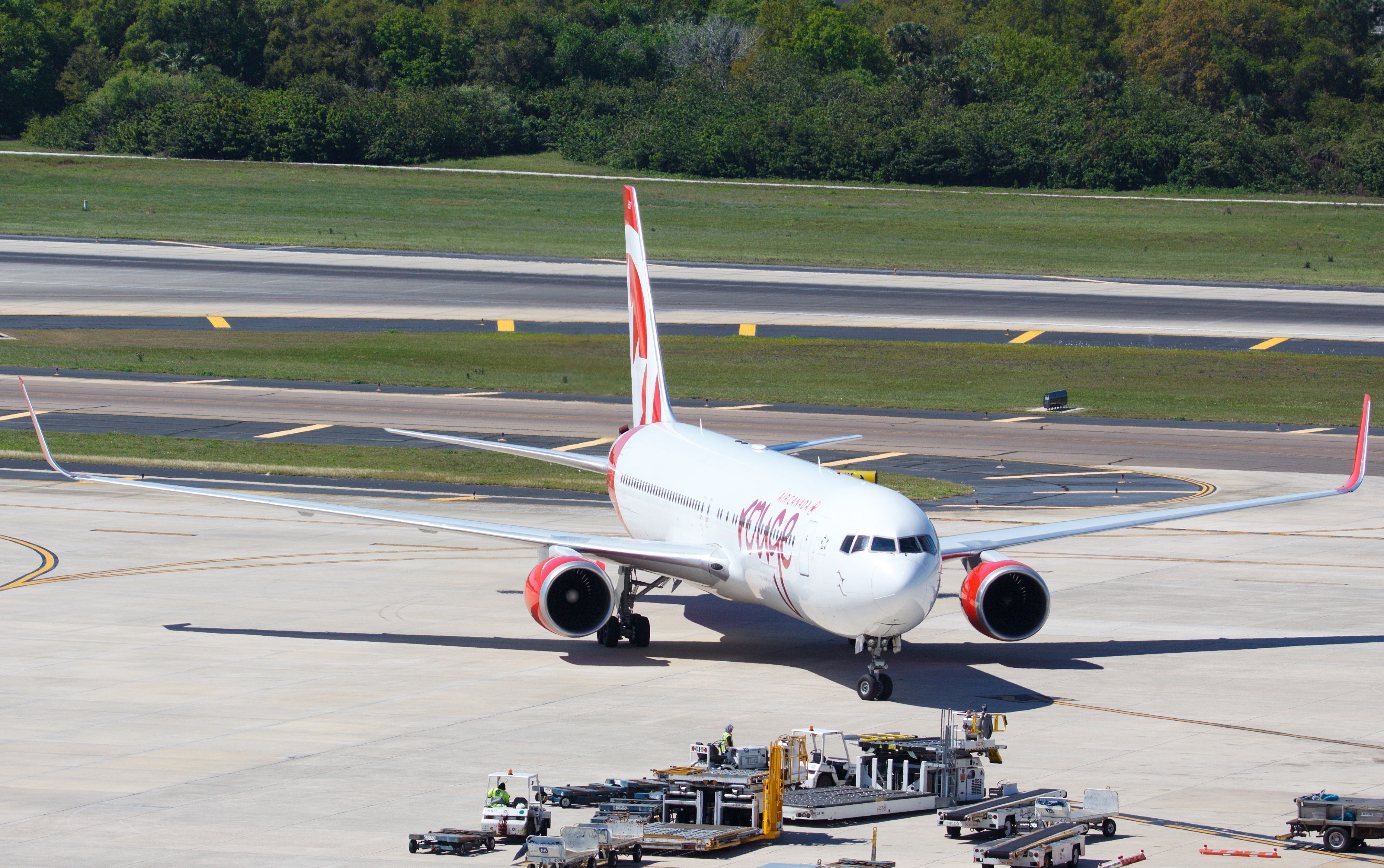 BOEING 767-300 (C-GHLV)