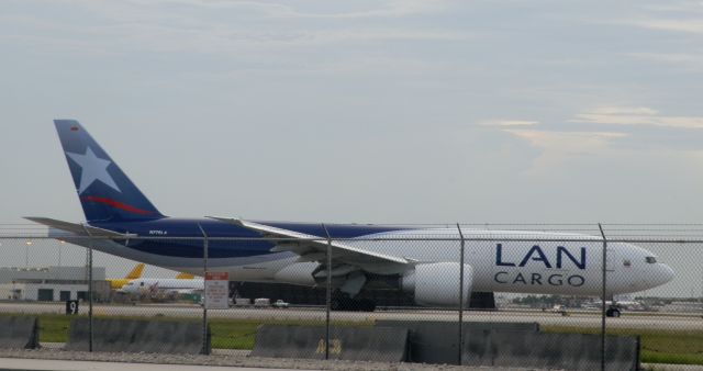 BOEING 777-200LR (N776LA)