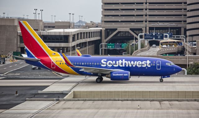 Boeing 737-700 (N7718B)