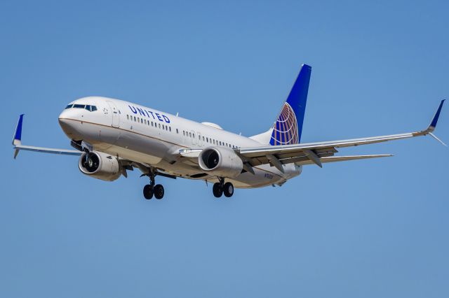 Boeing 737-700 (N76533) - Arrival KLAX photographed from Proud Bird patio.