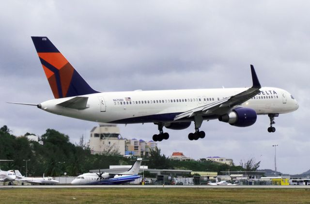 Boeing 757-200 (N6708D)