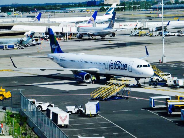 Airbus A321 (N947JB) - JetBlue N947JB PARKED FOR GIVING THE MAINTENANCE!