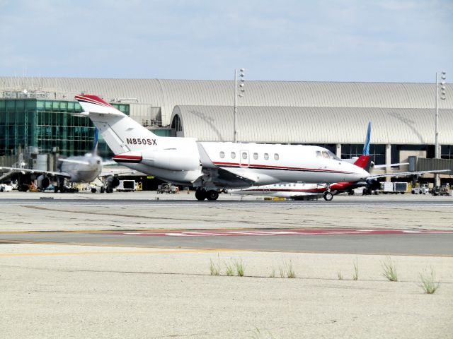 Hawker 800 (N850SX) - Lining up on RWY 20R 