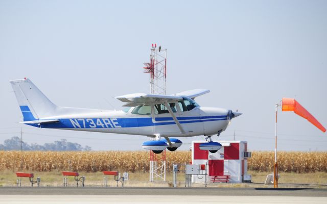 Cessna Skyhawk (N734RE) - 1977 CESSNA 172N Landing runway three-zero, Merced Regional Airport (KMCE)