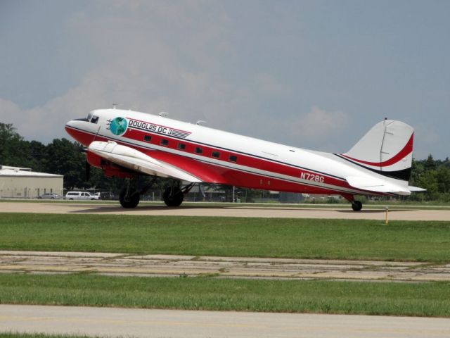 Douglas DC-3 (N728G)