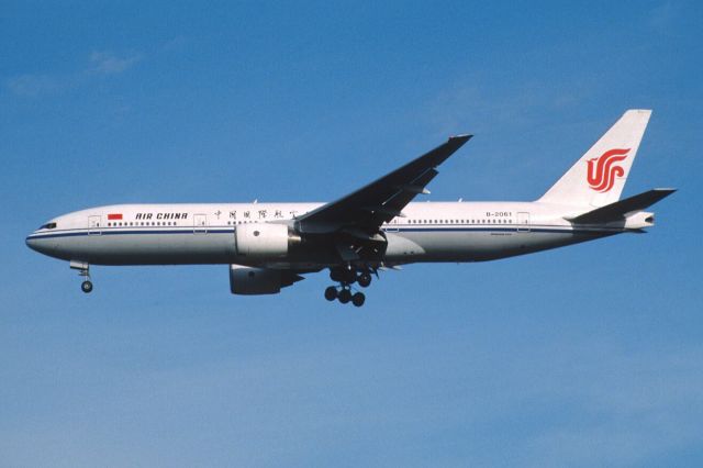 Boeing 777-200 (B-2061) - Final Approach to Narita Intl Airport Rwy34L on 2000/11/13