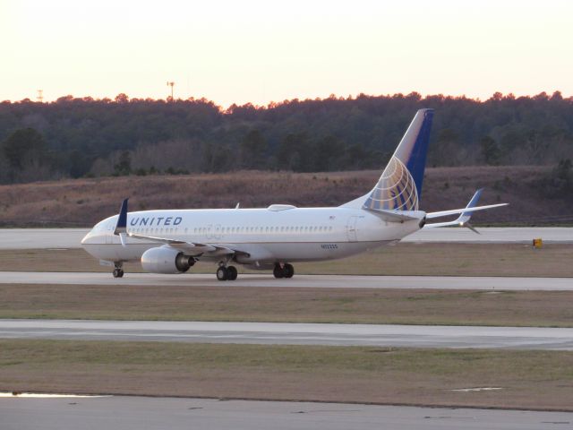 Boeing 737-800 (N12225) - A United Boeing 737-800 landing at Raleigh-Durham Intl. Airport. This was taken from the observation deck on January 18, 2016 at 5:25 PM. This is flight 304 from ORD.