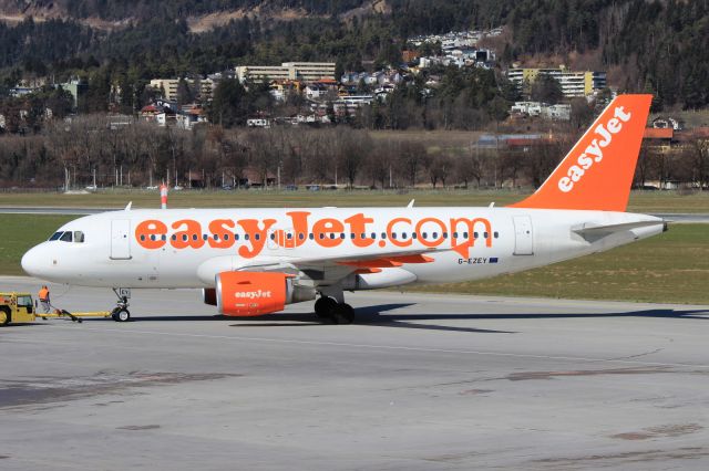 Airbus A319 (G-EZEY)