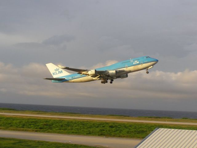 Boeing 747-200 (PH-BFW) - take-off