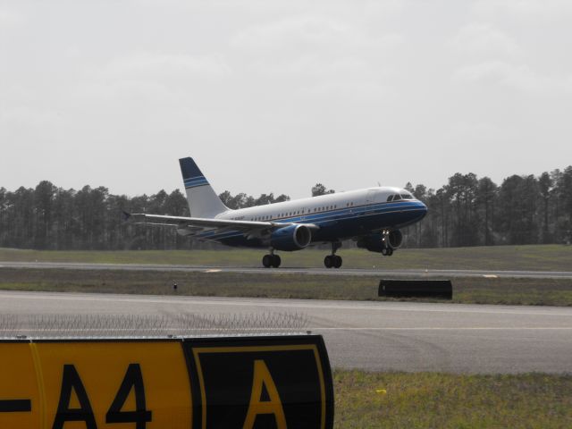 Airbus A319 (N3618F) - Airbus A319CJ departing RWY36