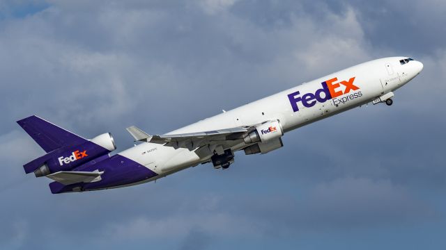 Boeing MD-11 (N525FE) - Departing runway 22