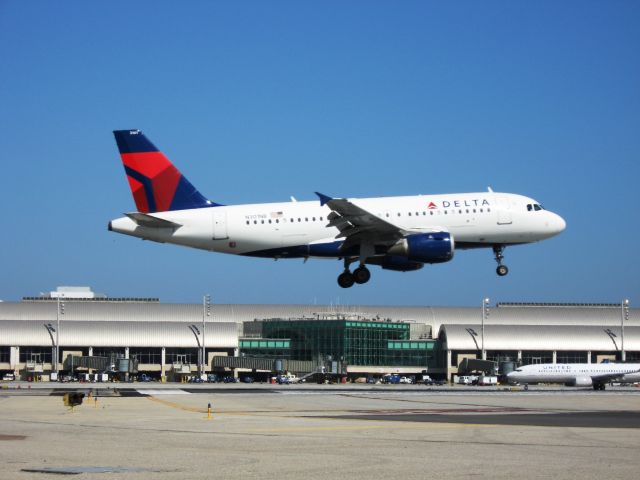 Airbus A319 (N301NB) - Landing on RWY 19R