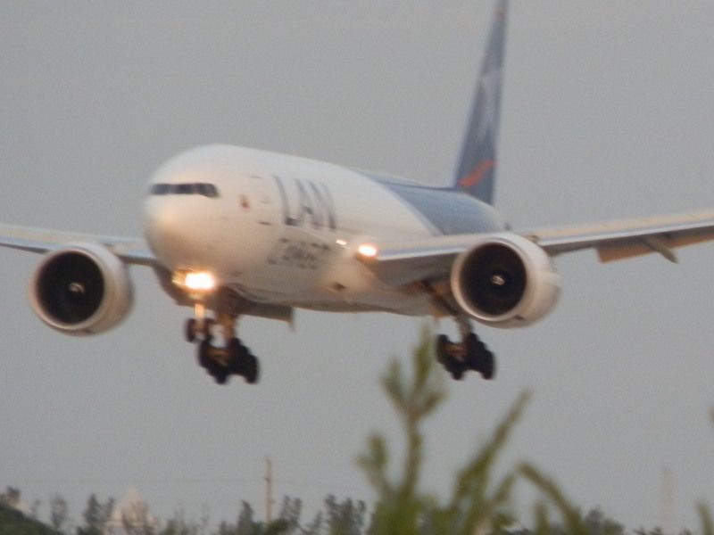 BOEING 777-200LR (N776LA)