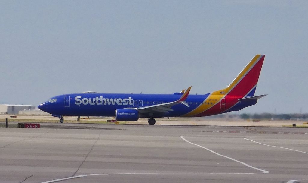 Boeing 737-800 (N8533S)