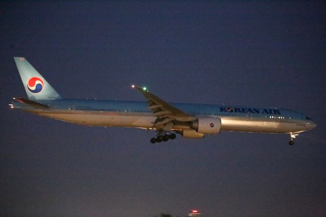 BOEING 777-300ER (HL7205)