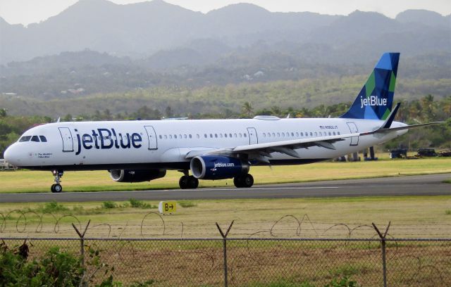 Airbus A321 (N962JT)
