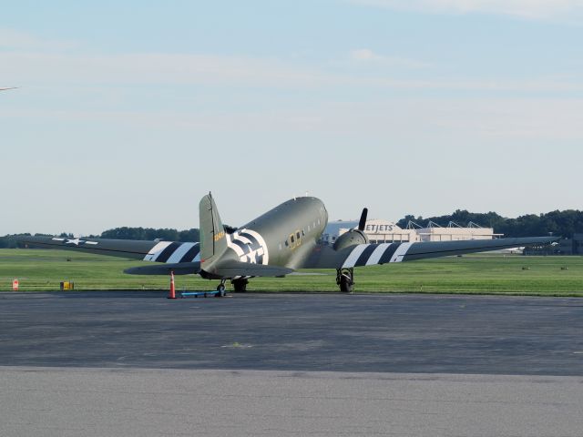 Douglas DC-3 (N74589) - Very nice!