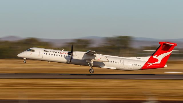 de Havilland Dash 8-400 (VH-QOE)