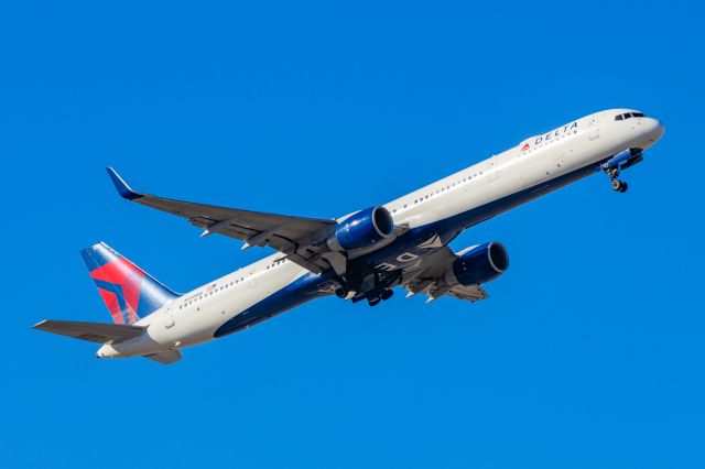 BOEING 757-300 (N590NW) - Delta Airlines 757-300 taking off from PHX on 11/12/22. Taken with a Canon R7 and Tamron 70-200 G2 lens.