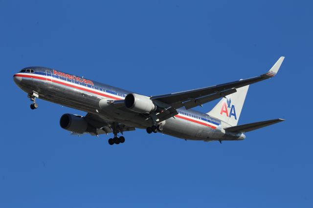 BOEING 767-300 (N354AA)