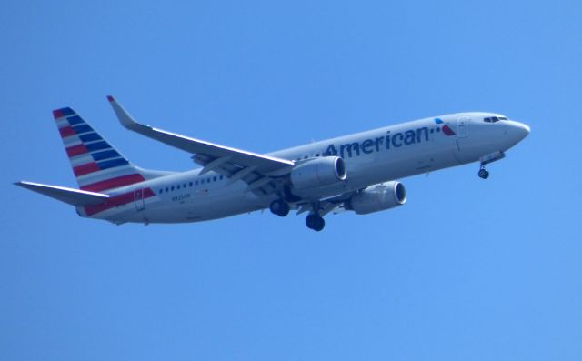 Boeing 737-800 (N925AN) - Shown here is an American Airlines Boeing 737-800 on final in the Spring of 2018.