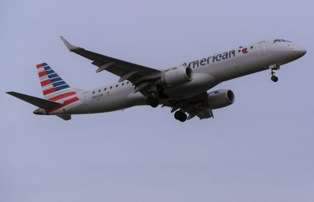 Embraer ERJ-190 (N961UW)