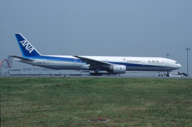 BOEING 777-300 (JA753A) - Taxing at Tokyo-Haneda Intl Airport on 2000/08/15