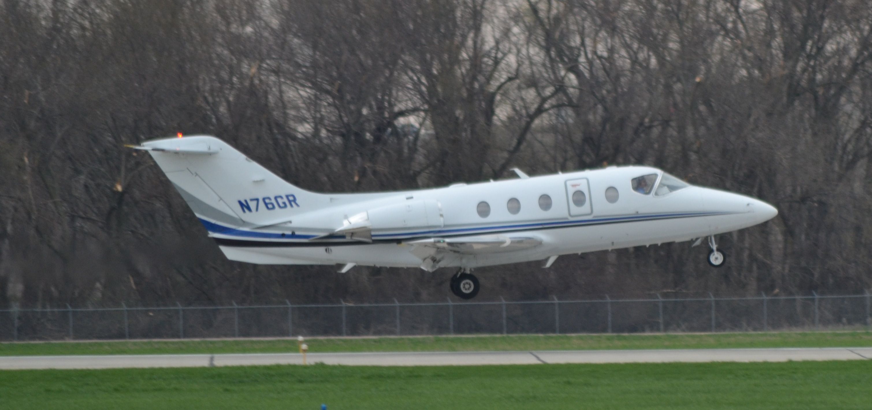 Beechcraft Beechjet (N76GR) - N76GR touching down on Runway 3 in KFSD.