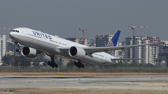 BOEING 777-300 (N2142U) - 15/02/2020: Low-angle, heavy take-off from runway 26. Flight to Newark, duration of 11h43m.