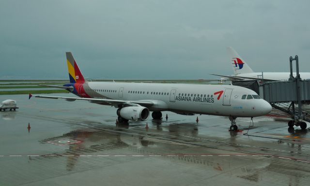 Airbus A321 (HL7711) - Asiana Airlines Airbus A321-231 HL7711 under a torrential rain in Osaka Itami Airport