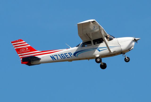 Cessna Skyhawk (N716EP)