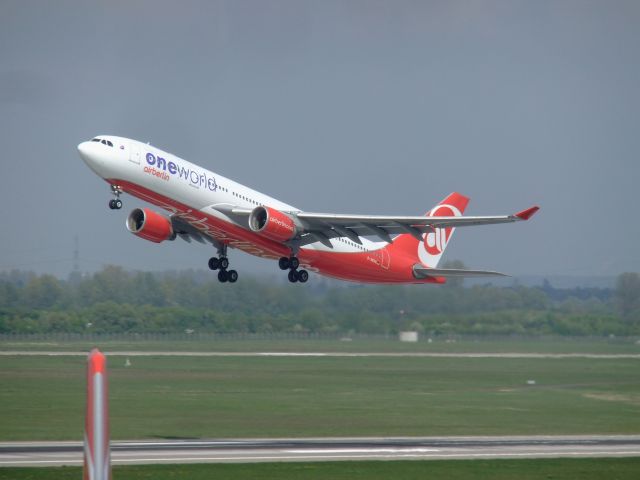 Airbus A330-200 (D-ABXA) - A330-200 D-ABXA der Air Berlin startet am 12.04.2014 von Rwy 23L des Airports DUS nach Chicago.