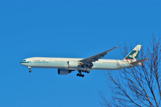 BOEING 777-300ER (B-KPW) - Inbound from HKG -- CX806