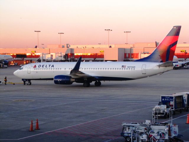 Boeing 737-800 (N3746H)