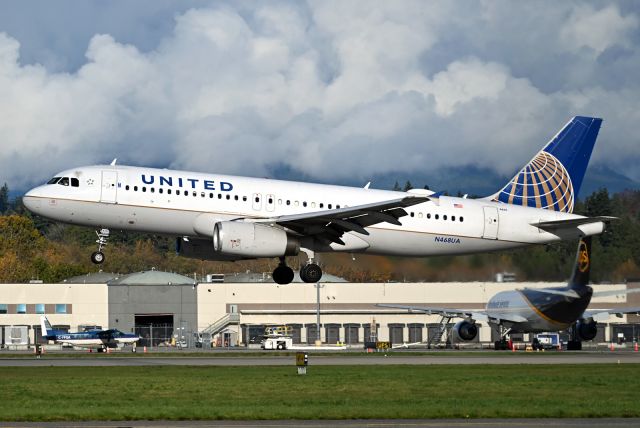 Airbus A320 (N468UA)