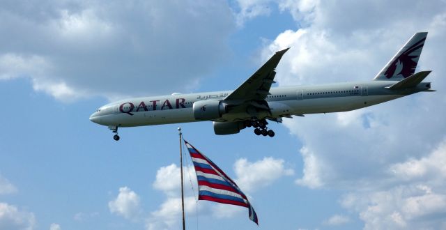 BOEING 777-300ER (A7-BEX) - About to touch down is this 2018 Qatar Airways Boeing 777-3ED (ER) in the Summer of 2023.  OTHH > KPHLbr /I'm spotting at Ft. Mifflin with this flag representing the Continental Navy Jack that the soldiers used as they defended this area of Philadelphia and the Delaware River in 1777. Around the same period in history, Betsy Ross would be making our original flag with the Red, White and Blue colors, our first "Stars and Stripes".