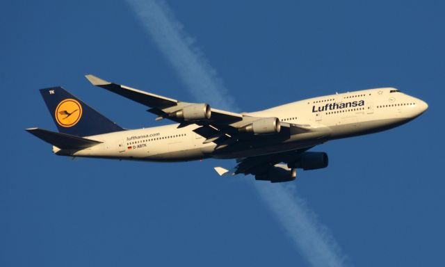 Boeing 747-200 (D-ABTK) - Spotting in the backyard. Lufthansa Boeing 747 on approach to runway 22, Newark Liberty International Airport.