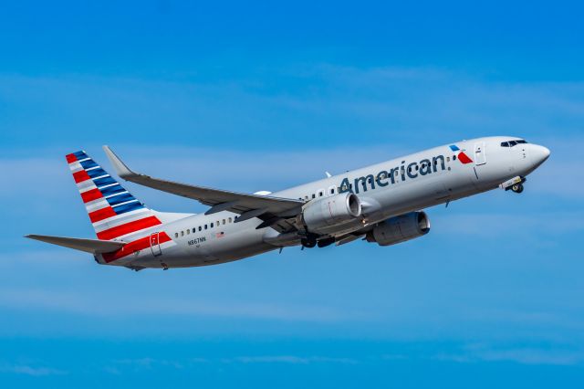 Boeing 737-800 (N867NN) - An American Airlines 737-800 taking off from PHX on 3/4/23. Taken with a Canon R7 and Canon EF 100-400 L II lens.