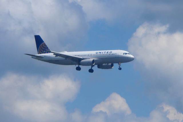 Airbus A320 (N495UA)