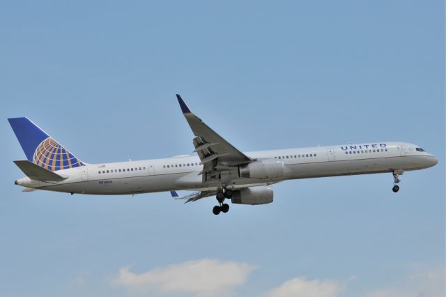 BOEING 757-300 (N75854)