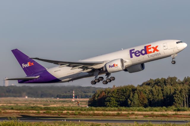 Boeing 777-200 (N857FD) - N857FD leaving the cologne airport at runway 06