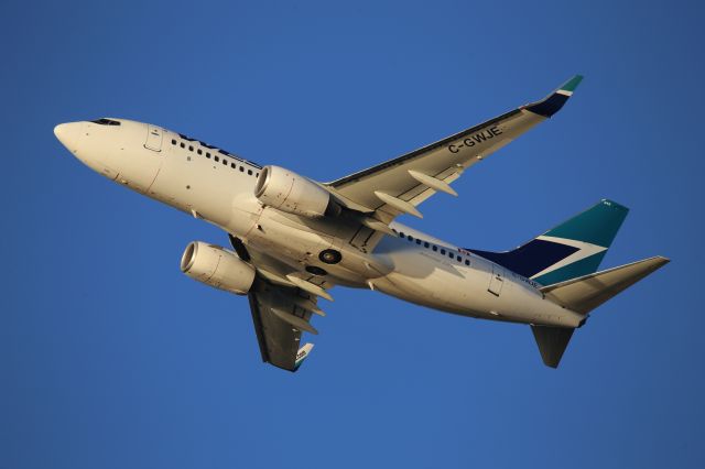 Boeing 737-700 (C-GWJE)