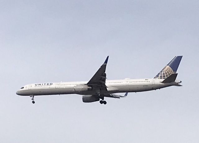 BOEING 757-300 (N77871) - Runway 28C arrival! 12/29/21.