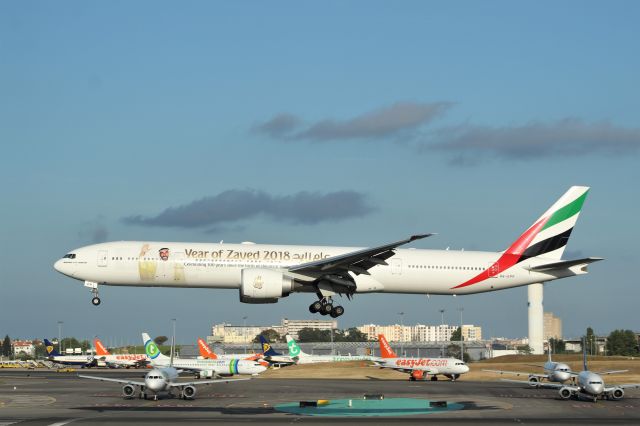 Boeing 777-200 (A6-EPP) - Aeroporto Gen. Humberto Delgado -Lisboa     2-06-2018