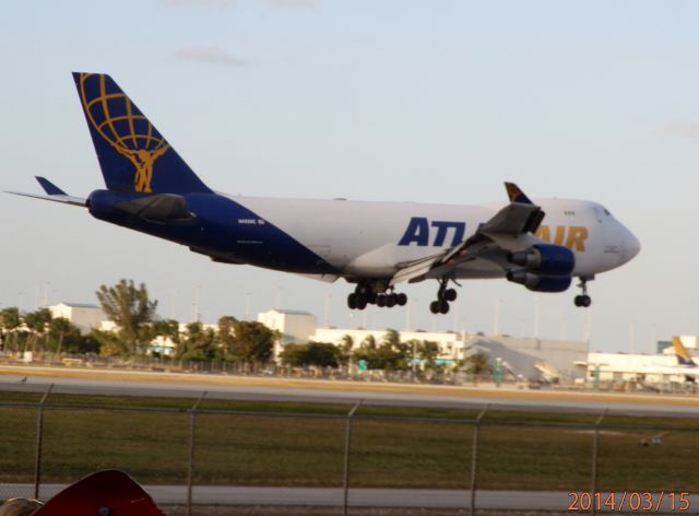 Boeing 747-400 (N492MC)